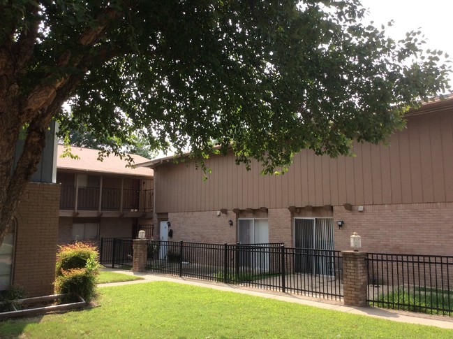 Monterey Square Apartments in Oklahoma City, OK - Building Photo - Building Photo