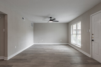 Venice Lofts in Dallas, TX - Building Photo - Interior Photo