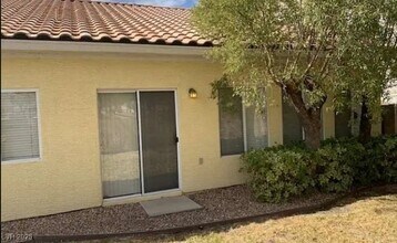7456 Oatman Ln in Las Vegas, NV - Building Photo - Building Photo