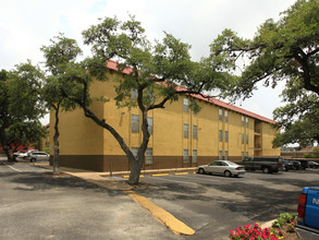 Kensington Court in Austin, TX - Building Photo - Building Photo