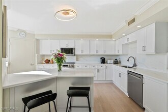 5555 Heron Point Dr, Unit 802 in Naples, FL - Foto de edificio - Building Photo