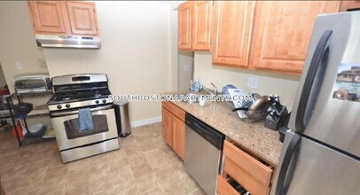 857 E 1st St, Unit 2 in Boston, MA - Foto de edificio - Building Photo