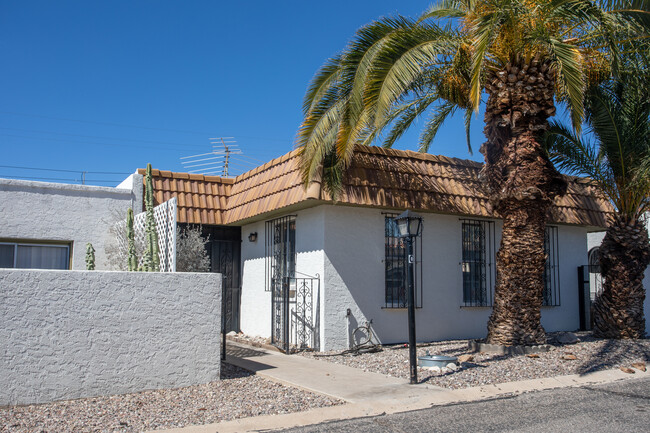 Shirley Manor in Tucson, AZ - Building Photo - Building Photo