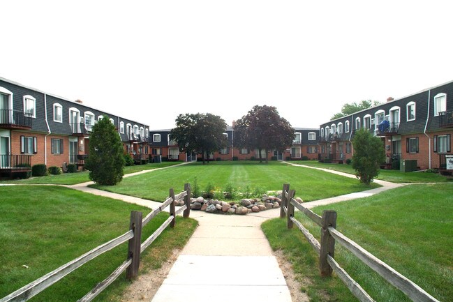 Falcon Crest Apartments in St. Clair Shores, MI - Building Photo - Building Photo