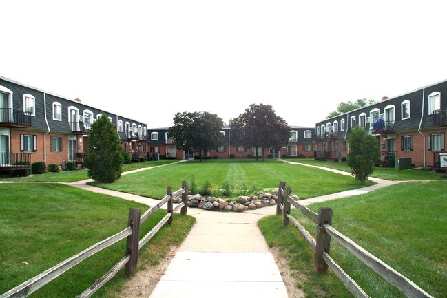 Falcon Crest Apartments in St. Clair Shores, MI - Foto de edificio - Building Photo