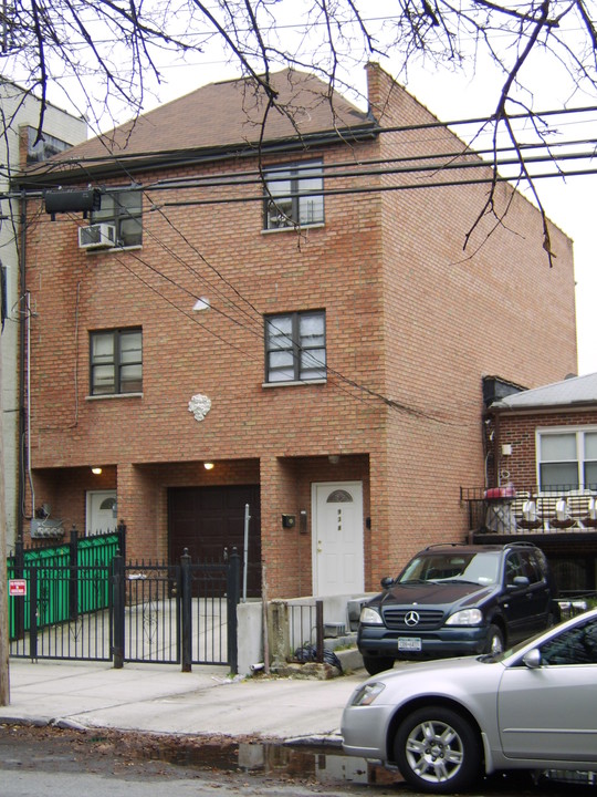 938 E 215th St in Bronx, NY - Foto de edificio