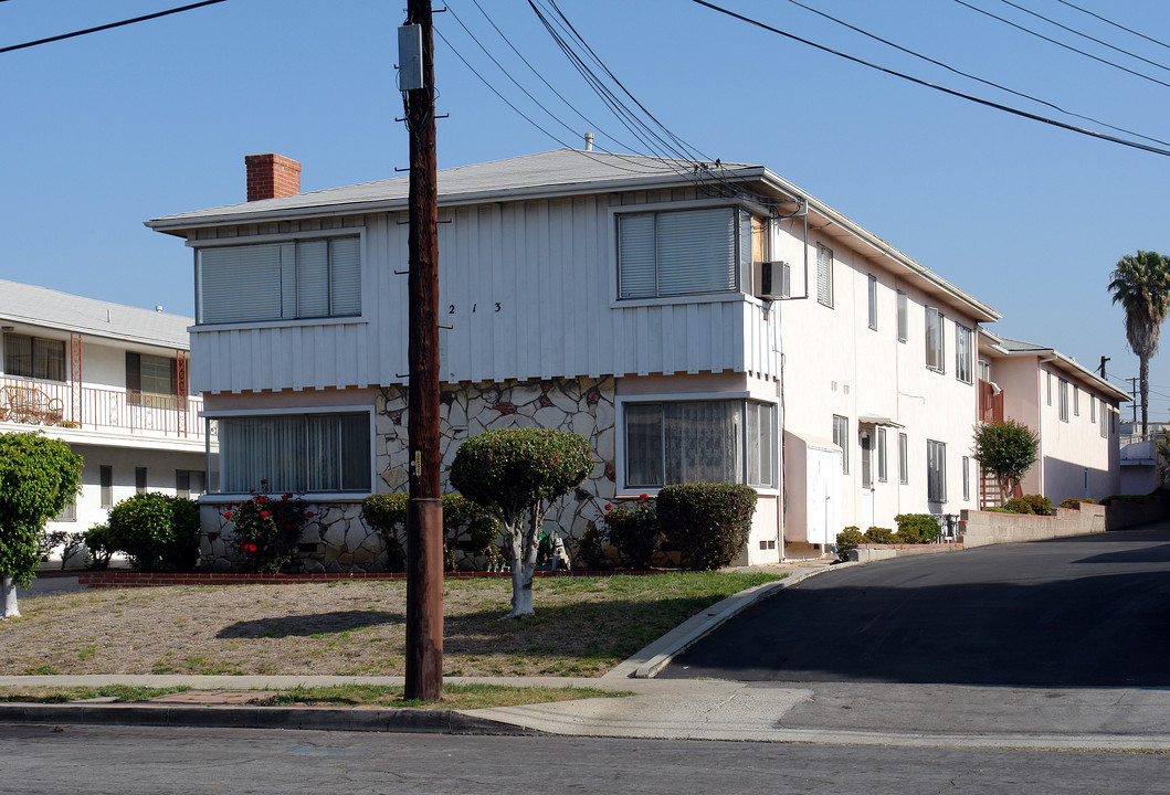 213 E Ivy Ave in Inglewood, CA - Building Photo