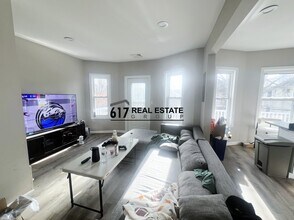 39 Long Ave, Unit 2 in Boston, MA - Foto de edificio - Building Photo