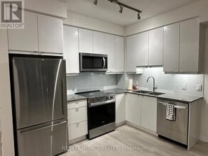 3270 Sheppard Ave E in Toronto, ON - Building Photo - Building Photo