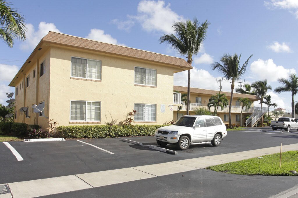 Kilmair Cresthaven Apartments in Pompano Beach, FL