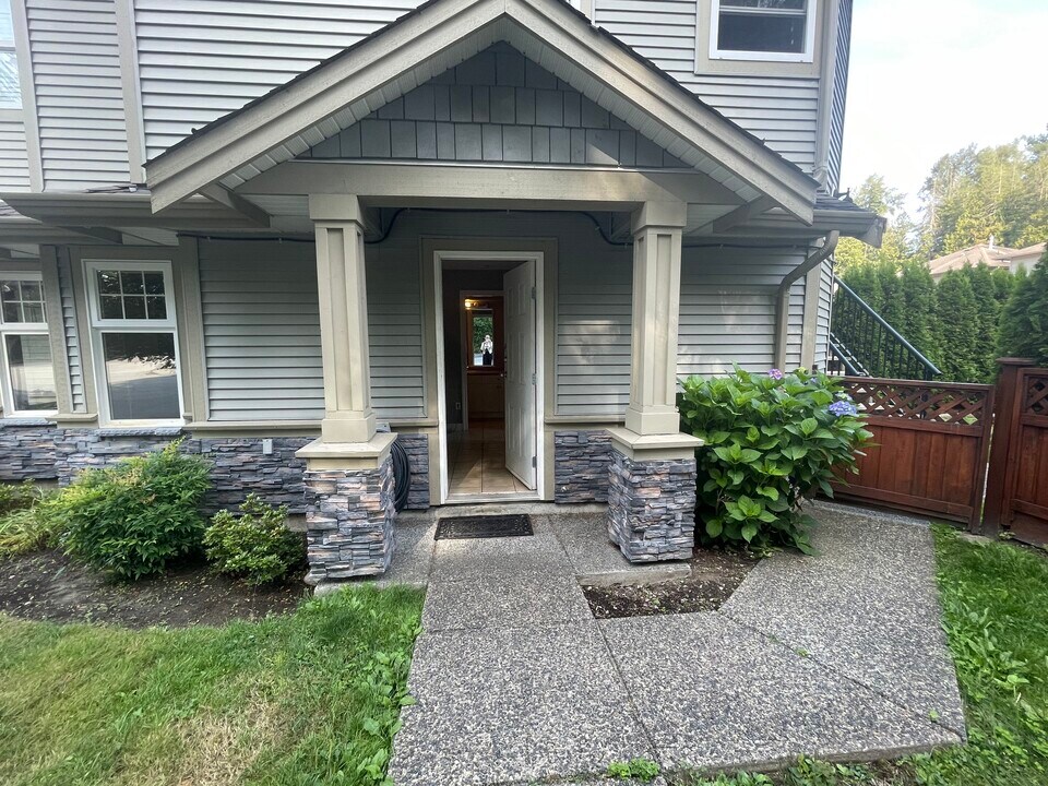 23679 Kanaka Wy in Maple Ridge, BC - Building Photo