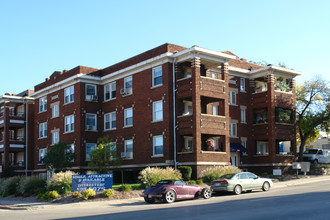 The Royal in Omaha, NE - Foto de edificio - Building Photo