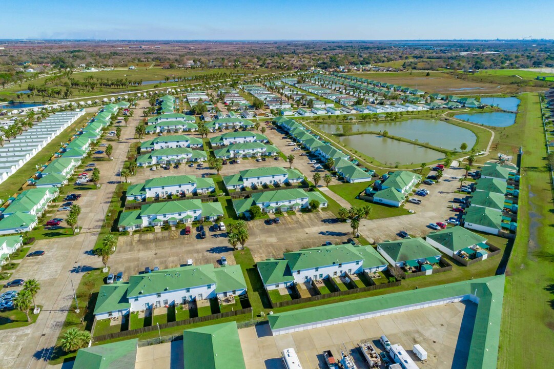 Green Caye Village in Dickinson, TX - Foto de edificio