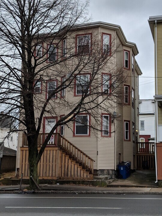 88 State Rd in Revere, MA - Foto de edificio
