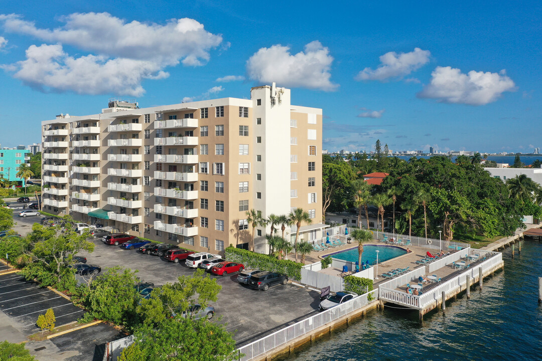 Island Place at North Bay Village in Miami, FL - Building Photo