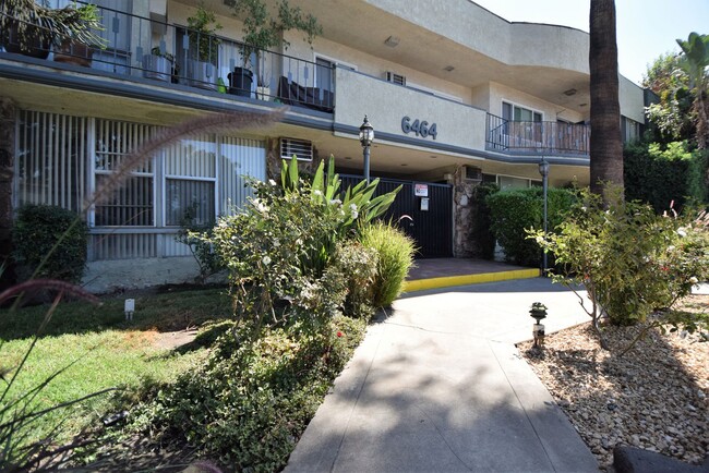 6464 Woodman Ave, Unit 117