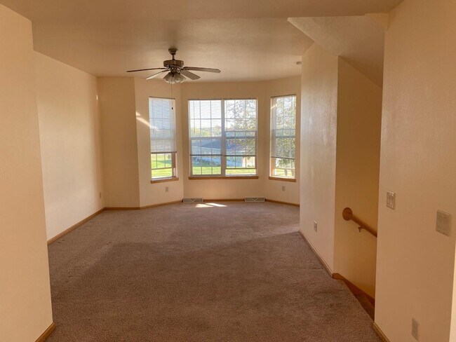 807 Peace Ln in Oregon, WI - Building Photo - Building Photo