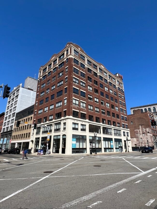 210 Lincoln St, Unit 304 in Boston, MA - Foto de edificio - Building Photo