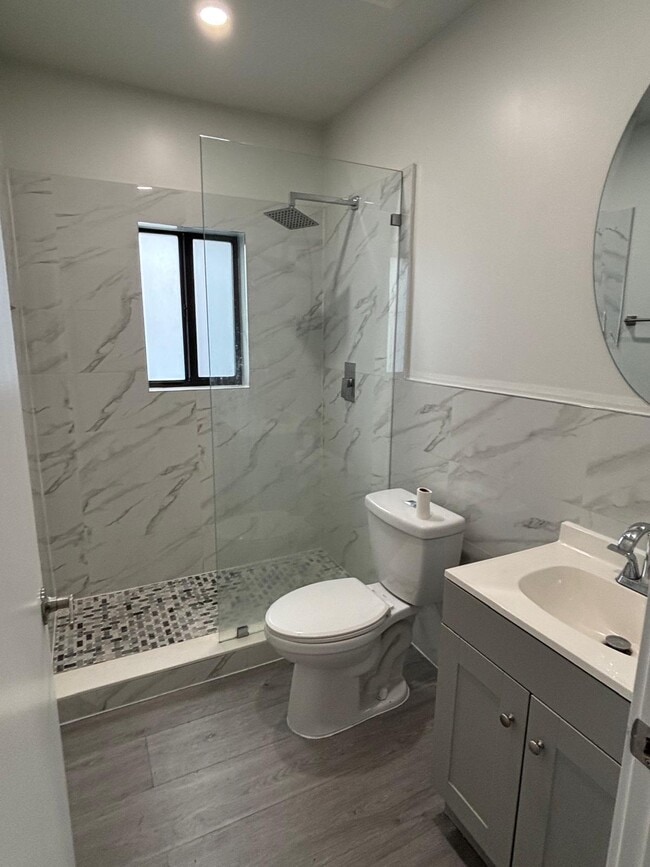 2208 W 5th Way in Hialeah, FL - Foto de edificio - Building Photo