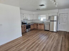 175 174th Terrace E in Redington Shores, FL - Building Photo - Building Photo