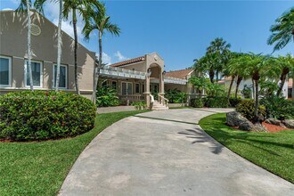 17494 SW 83rd Ct in Palmetto Bay, FL - Foto de edificio - Building Photo