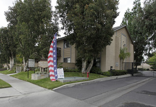 Holder Garden Apartments in Buena Park, CA - Building Photo - Building Photo