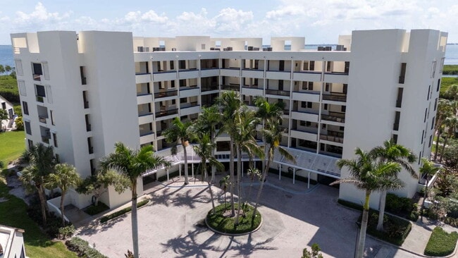 1932 Harbourside Dr in Longboat Key, FL - Building Photo - Building Photo