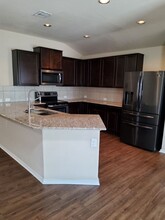 8002 Halo Cir in San Antonio, TX - Foto de edificio - Building Photo