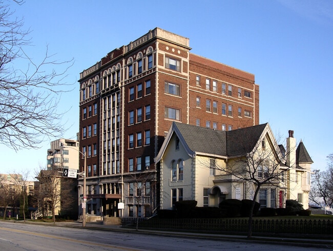 Lakeshore in Milwaukee, WI - Foto de edificio - Building Photo