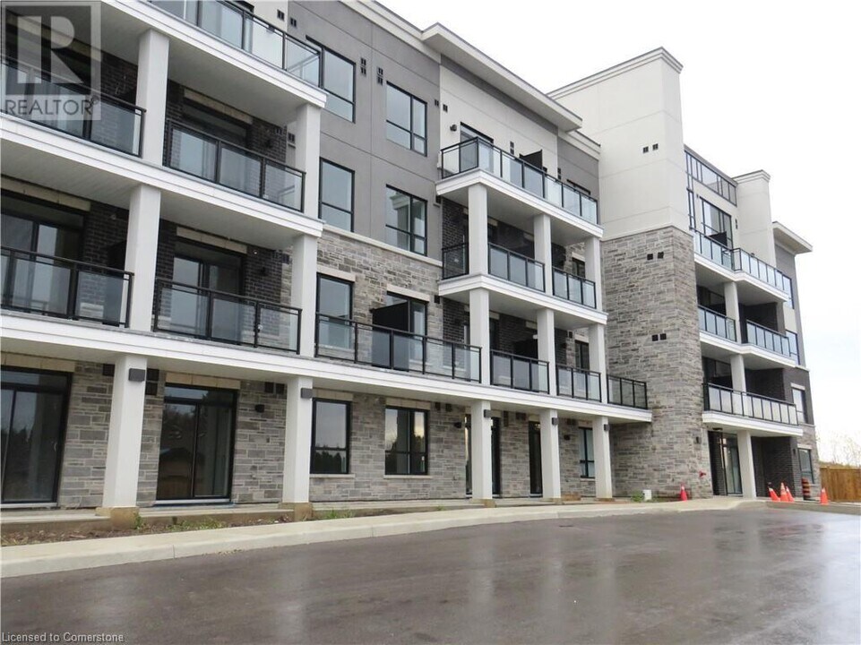 120 Springvalley Crescent in Hamilton, ON - Building Photo