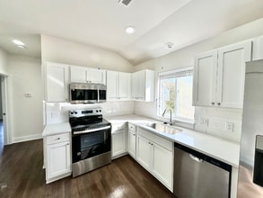 1215 Corporate Dr in Adrian, MI - Building Photo - Building Photo