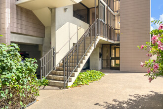 Sixteen Regents in Honolulu, HI - Building Photo - Building Photo