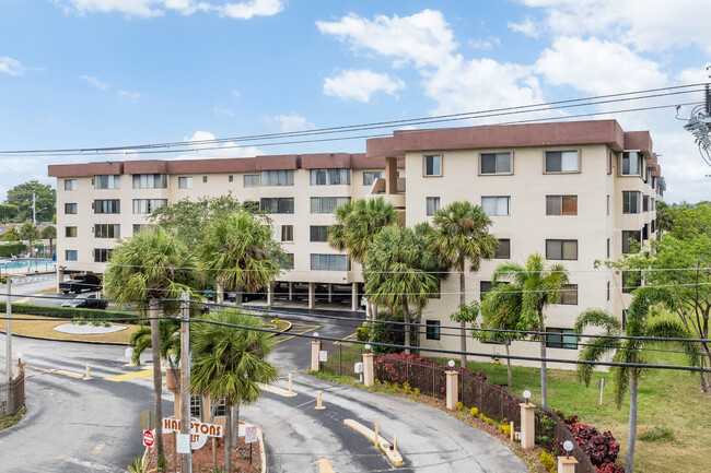 The Hampton West Condominiums in North Lauderdale, FL - Building Photo - Building Photo