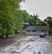 2534 Cypress Ave, Unit 103 in Gulfport, MS - Building Photo