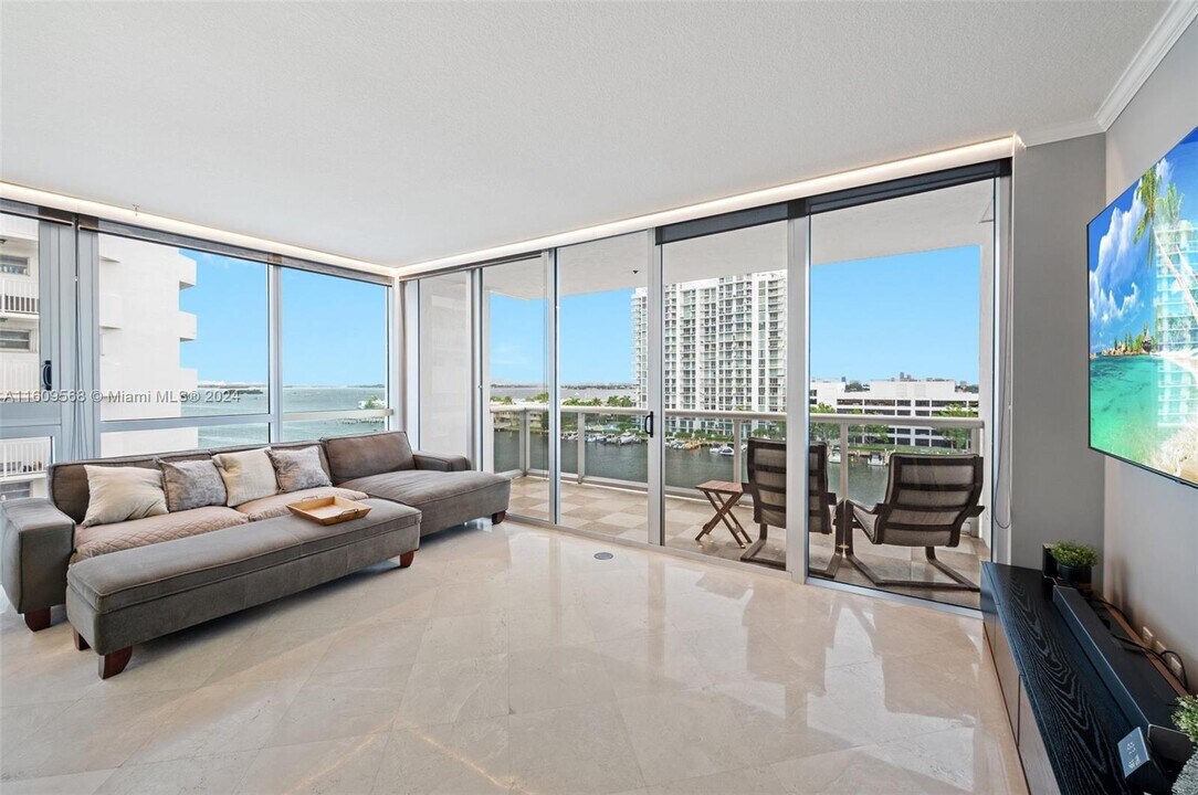 7929 West Dr, Unit 703 in North Bay Village, FL - Foto de edificio