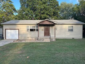 609 Geneva St in Springdale, AR - Building Photo