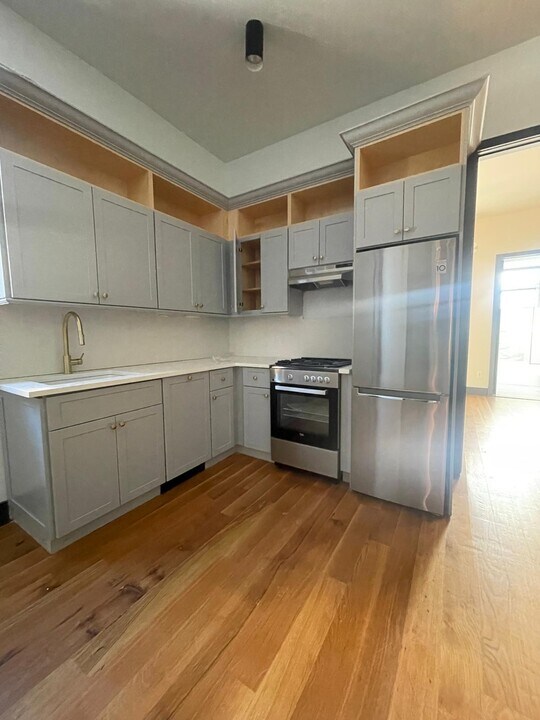 9 Saint Pauls Ave, Unit 2R in Jersey City, NJ - Building Photo