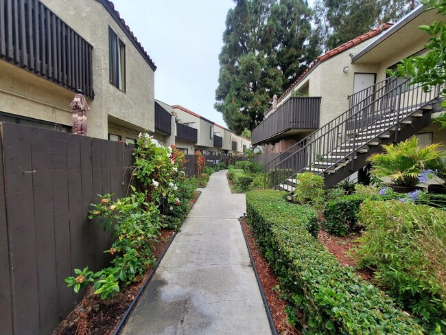 Gilbert Court Apartments in Fullerton, CA - Building Photo - Building Photo