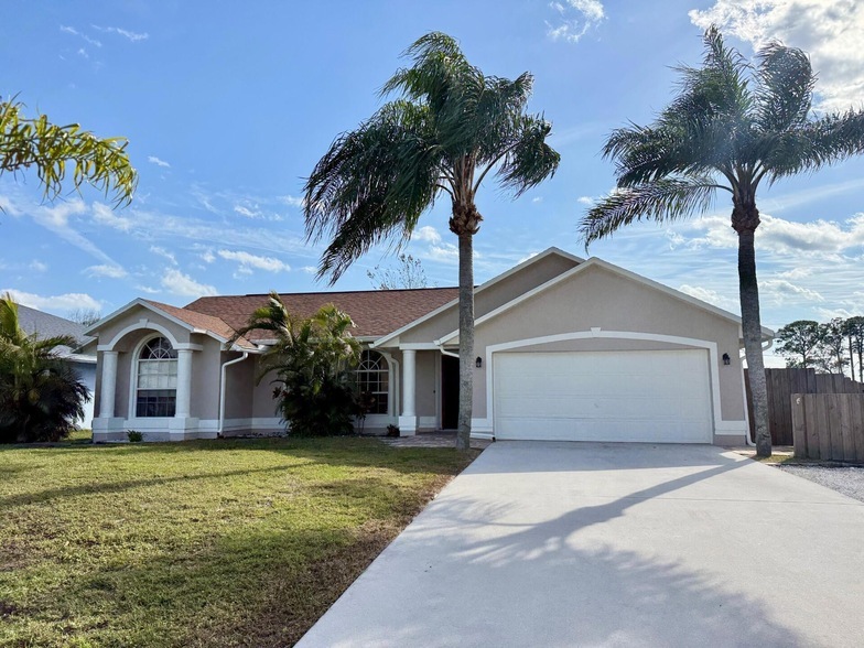 722 SE Majestic Terrace, Unit 06-102 in Port St. Lucie, FL - Building Photo