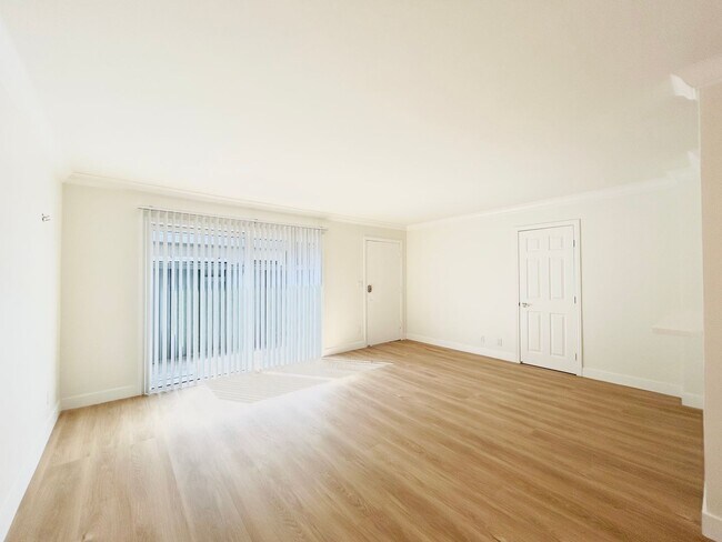 1832 S Bundy Dr-Unit -32-5 in Los Angeles, CA - Building Photo - Building Photo