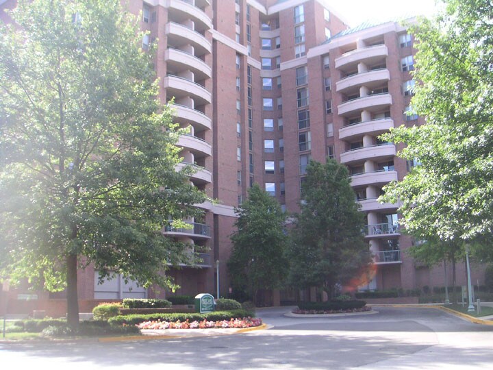 4808 Moorland Ln, Unit 902 in Bethesda, MD - Foto de edificio