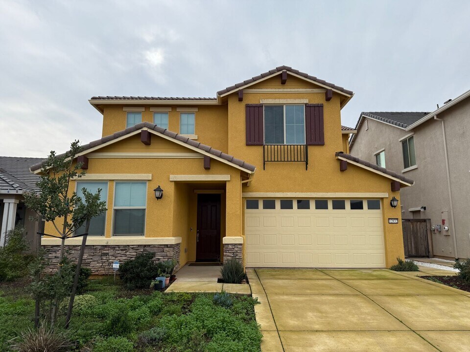 12832 Montbrook Way in Rancho Cordova, CA - Building Photo