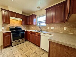 7271 Caracara Dr in Houston, TX - Foto de edificio - Building Photo