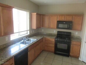 6853 Homing Dove St in North Las Vegas, NV - Building Photo - Building Photo
