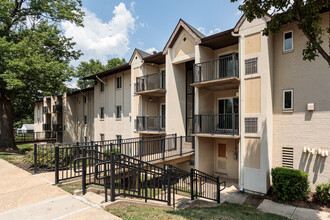 Glenarden Apartments in Lanham, MD - Foto de edificio - Building Photo