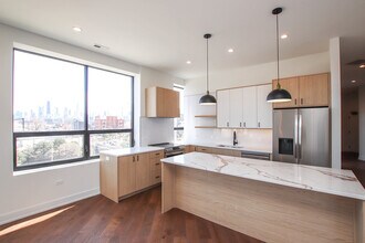 1001 N Milwaukee Ave in Chicago, IL - Building Photo - Building Photo