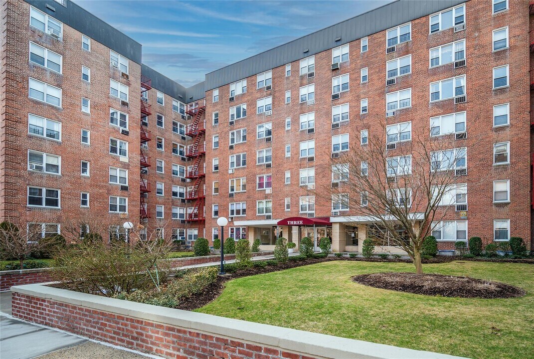 3 Sadore Ln in Yonkers, NY - Building Photo