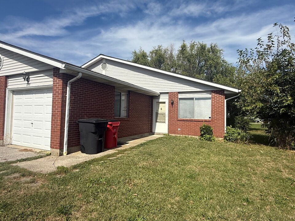 2710 Charles Dr, Unit 2710 in Grove City, OH - Foto de edificio