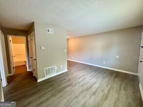 6077 Pine St in Austell, GA - Building Photo - Building Photo