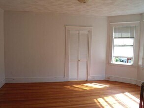 79 College Ave, Unit 2 in Somerville, MA - Foto de edificio - Building Photo